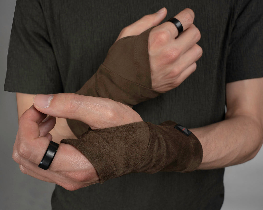 Close-up of brown faux suede fingerless gloves on crossed hands with rings – ZOLNAR