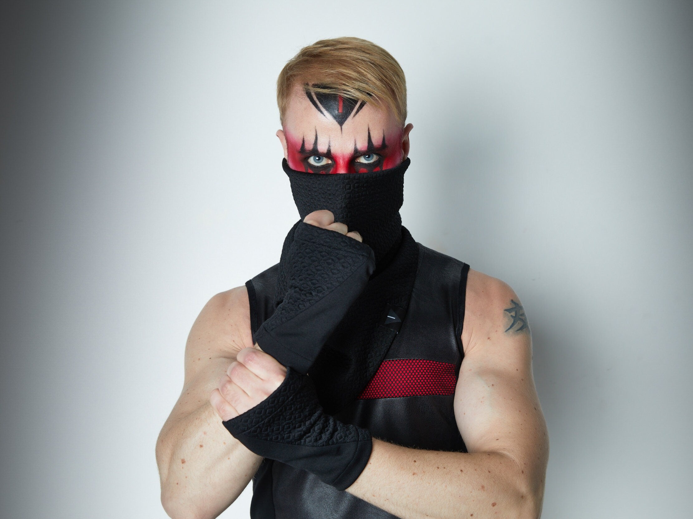 WRW2 Q8 Black gloves